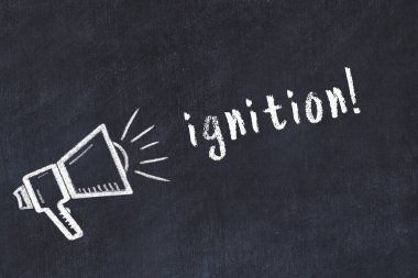 Hoparlör çizimi ve yazıt ateşlemesi olan siyah karatahta