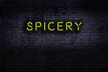 Geceleri duvarda neon levhası var. Yazı baharatı