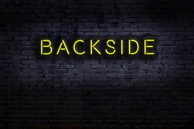 Duvara yazı kazınmış neon levhası. Gece görünümü