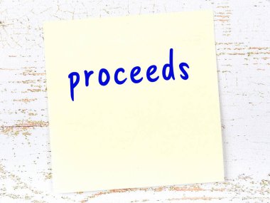 Gelirleri hatırlatma kavramı. Tahta duvarda üzerinde yazı olan sarı yapışkan kağıt.