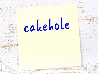 Pasta Deliği 'ni hatırlatma kavramı. Tahta duvarda üzerinde yazı olan sarı yapışkan kağıt.