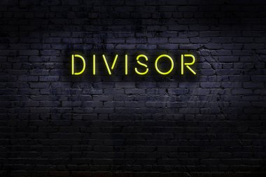 Geceleri duvarda neon levhası var. Yazı bölmesi