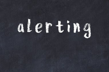 Üzerinde el yazısı uyarısı olan üniversite yazı tahtası.