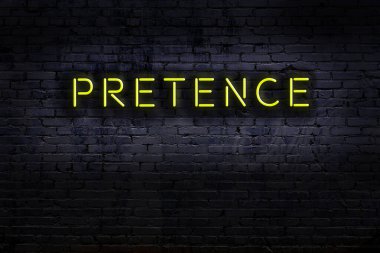 Geceleri duvarda neon levhası var. Yazı göstergesi