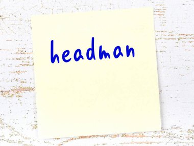 Reis hakkında hatırlatma kavramı. Tahta duvarda üzerinde yazı olan sarı yapışkan kağıt.