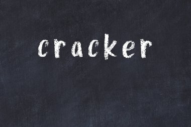 Siyah masadaki tebeşir elle yazılmış kraker.