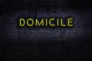 Geceleri duvarda neon levhası var. Yazı konutu