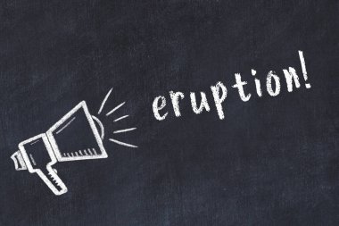 Hoparlörün tebeşir çizimi ve siyah masanın üzerine el yazısıyla yazması patlama.