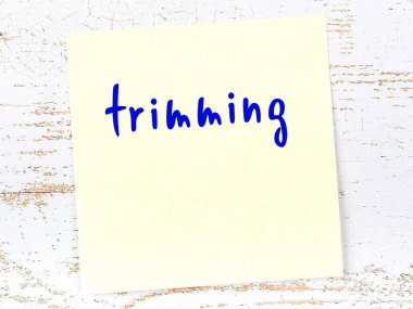 Tahta duvardaki sarı yapışkan nota, el yazısıyla kesilmiş.