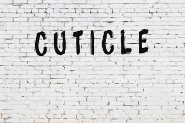 Beyaz tuğla duvara siyah boya ile yazılmış yazı..