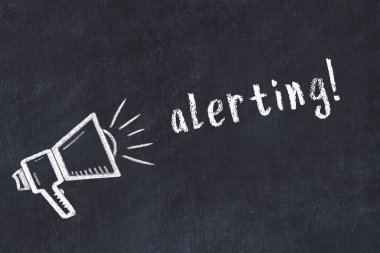 Hoparlörün tebeşir çizimi ve siyah masaya el yazısıyla yazılmış yazması uyarısı