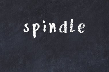 Tebeşir el yazısı yazması yazı makinesi siyah masaya konur.