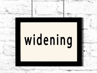 Beyaz tuğla duvara asılı siyah ahşap çerçeve. 