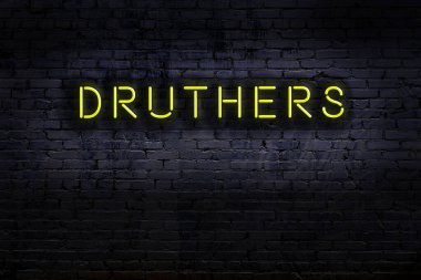 Üzerinde yazı tahtaları olan neon levhası. Gece görünümü