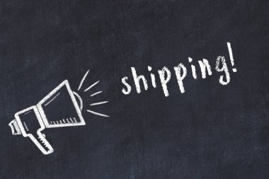 Hoparlörlerin tebeşir çizimi ve siyah masanın üzerine el yazısıyla yazılmış kargo.