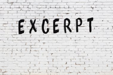 Üzerinde siyah boya bulunan beyaz tuğla bir duvar.