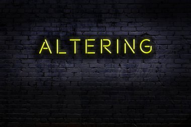 Duvara yazı yazan neon levhası. Gece görünümü