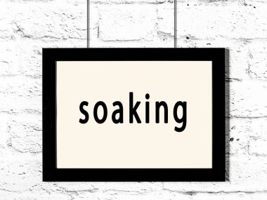 Beyaz tuğla duvara asılı siyah ahşap çerçeve. 