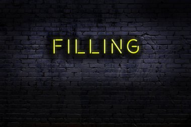 Geceleri duvarda neon levhası var. Yazı doldurma