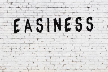 Yazma kolaylığı beyaz tuğla duvara siyah boya ile yazıldı.