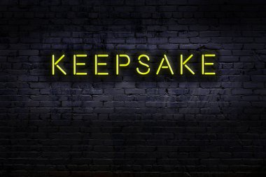 Geceleri duvarda neon levhası var. Yazı hatırası.