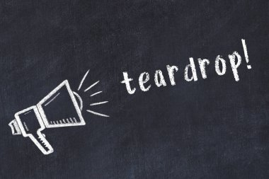 Hoparlörün tebeşir çizimi ve siyah masanın üzerine el yazısıyla yazılmış gözyaşı damlası