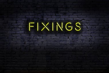 Duvara yazı kazınmış neon tabela. Gece görünümü