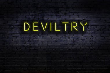 Geceleri duvarda neon levhası var. Yazıt şeytanlığı