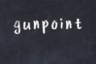 Üzerinde el yazısıyla yazılmış silah olan üniversite yazı tahtası.