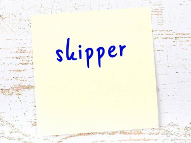 Kaptan hakkında hatırlatma konsepti. Tahta duvarda üzerinde yazı olan sarı yapışkan kağıt.