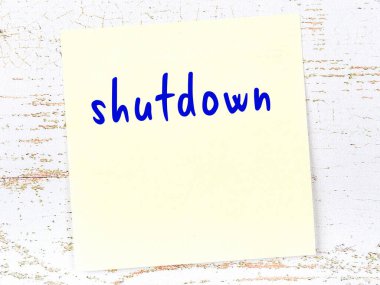 Kapatma hakkında hatırlatma kavramı. Tahta duvarda üzerinde yazı olan sarı yapışkan kağıt.