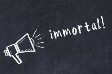 Hoparlör çizimli siyah karatahta ve yazıt ölümsüz.