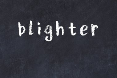 Tebeşir el yazısıyla yazılmış yazması olan adam siyah masanın üstünde.