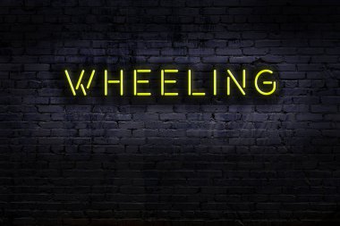 Geceleri duvarda neon levhası var. Yazı tekeri