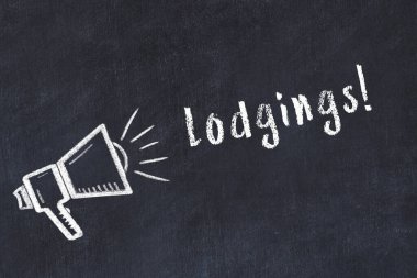 Hoparlör çizimi ve yazıt panosu olan siyah karatahta