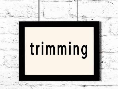 Beyaz tuğla duvara asılmış siyah ahşap çerçeve. 