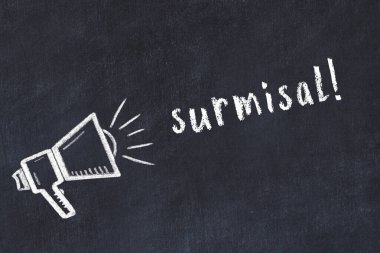 Hoparlör çizimi ve yazı tahtasıyla siyah karatahta