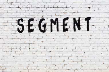 Üzerinde siyah boya olan beyaz tuğla bir duvar.