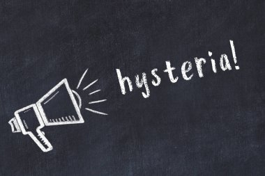 Hoparlörün tebeşir çizimi ve siyah masanın üzerine el yazısıyla yazılmış histeri.