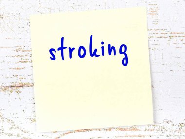 Tahta duvardaki sarı yapışkan notta elle yazılmış bir yazı var.