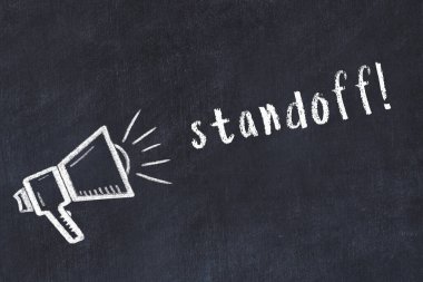 Hoparlör çizimi ve yazıt açmazı olan siyah karatahta