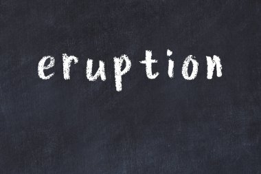 Üzerinde el yazısıyla yazması patlama olan üniversite yazı tahtası.