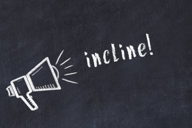 Hoparlörlerin tebeşir çizimi ve siyah masaya el yazısıyla yazılmış yazması.