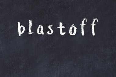 Üzerinde el yazısıyla yazması bir yazı tahtası olan üniversite yazı tahtası.