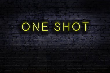 Geceleri duvarda neon levhası var. Yazı bir kare.