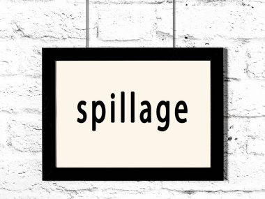 Beyaz tuğla duvara asılı siyah ahşap çerçeve. 