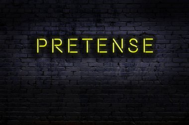 Duvara yazı kazınmış neon levhası. Gece görünümü