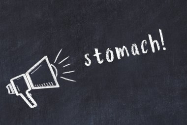 Hoparlör ve midesi yazılı siyah karatahta.