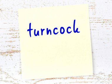 Turncock 'u hatırlatma kavramı. Tahta duvarda üzerinde yazı olan sarı yapışkan kağıt.