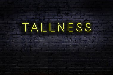 Geceleri duvarda neon levhası var. Yazı uzunluğu